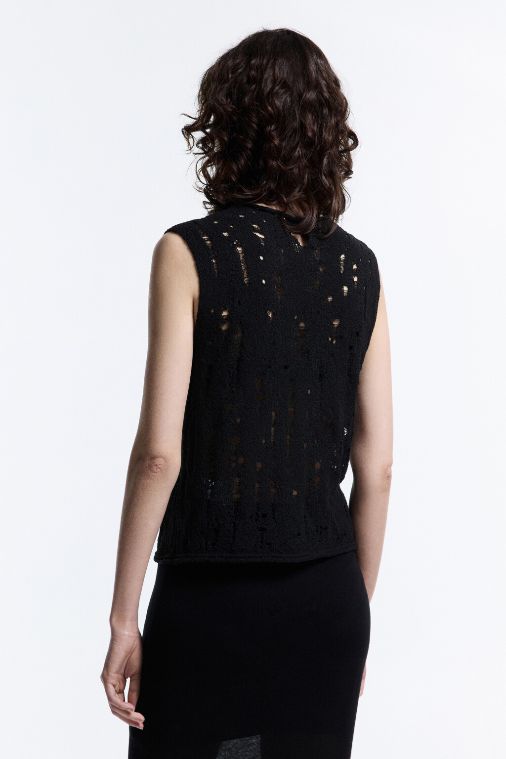 Майка тонкой вязки рваная с воротником-стойкой - цвет черный - 4