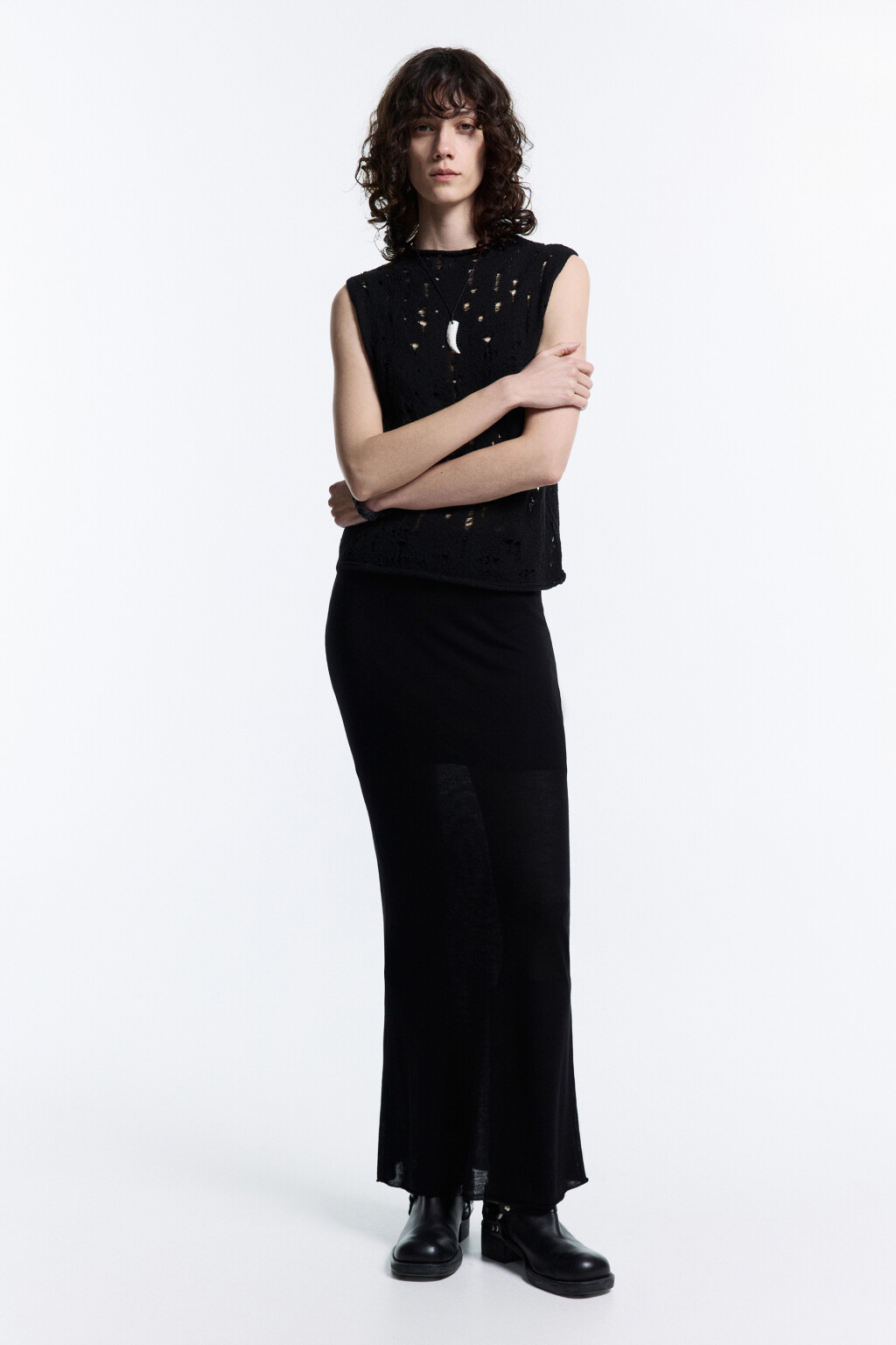 Майка тонкой вязки рваная с воротником-стойкой - цвет черный - 5