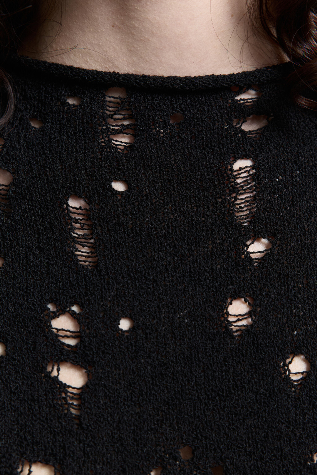 Майка тонкой вязки рваная с воротником-стойкой - цвет черный - 6