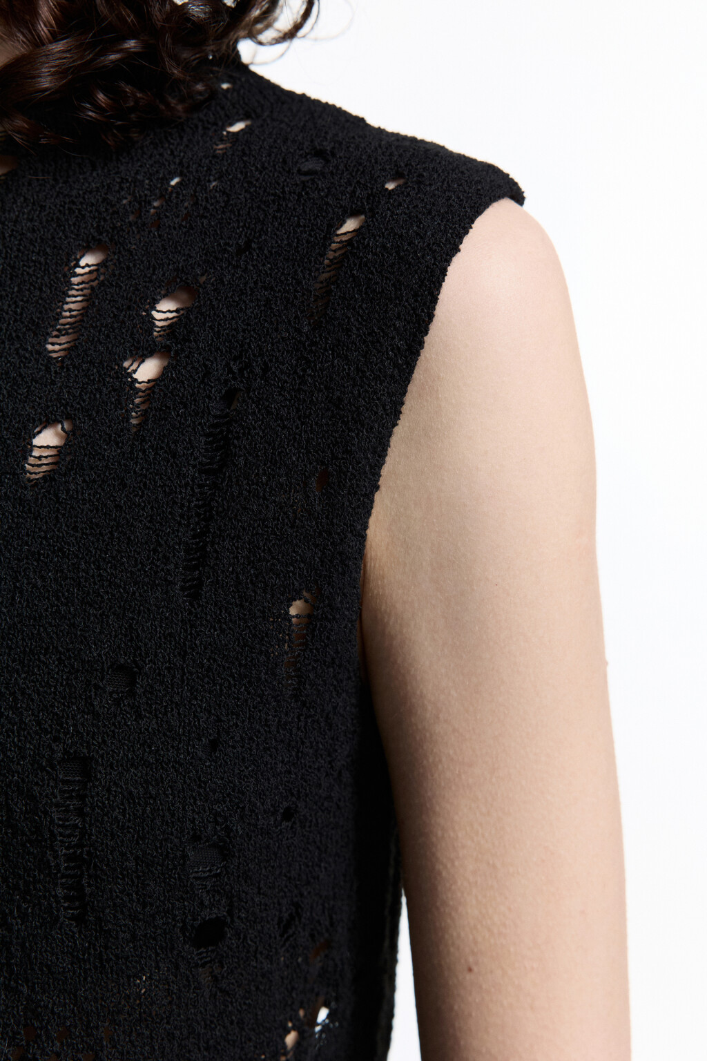 Майка тонкой вязки рваная с воротником-стойкой - цвет черный - 7