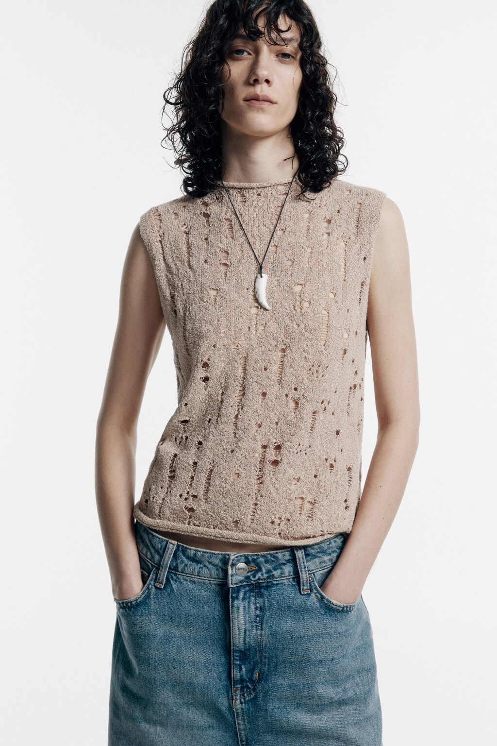 Майка тонкой вязки рваная с воротником-стойкой - цвет бежевый - 1
