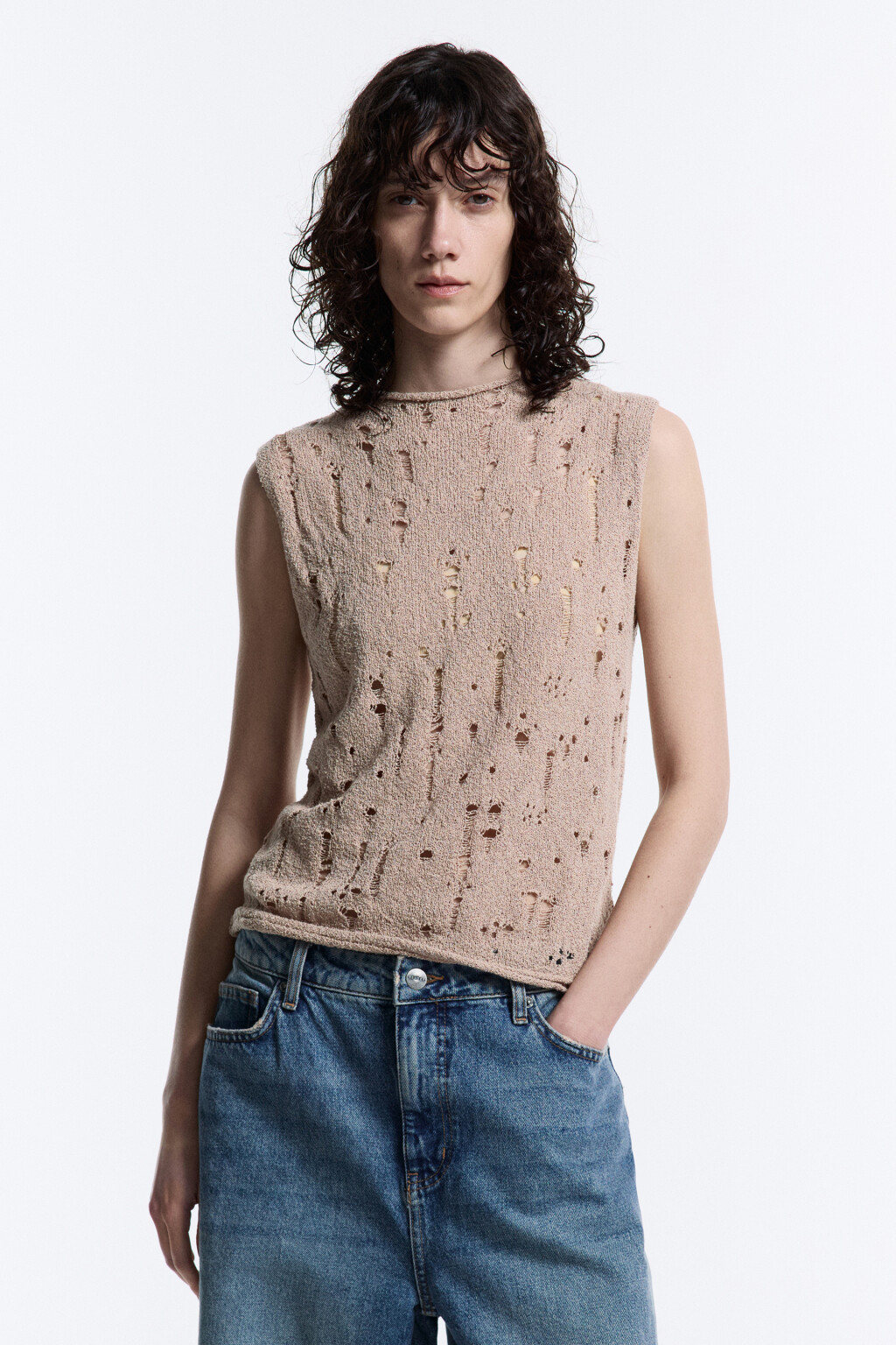 Майка тонкой вязки рваная с воротником-стойкой - цвет бежевый - 2