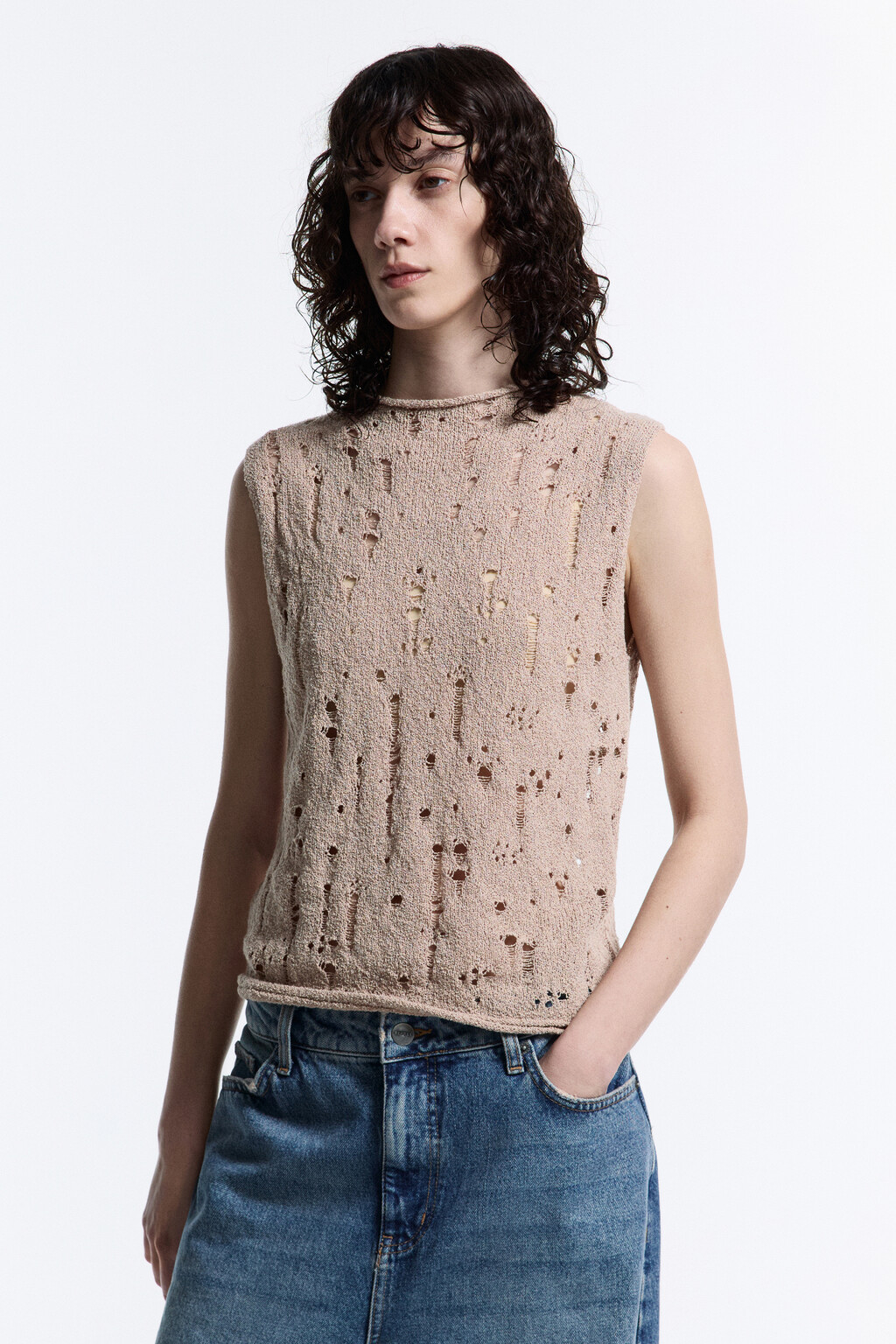 Майка тонкой вязки рваная с воротником-стойкой - цвет бежевый - 3