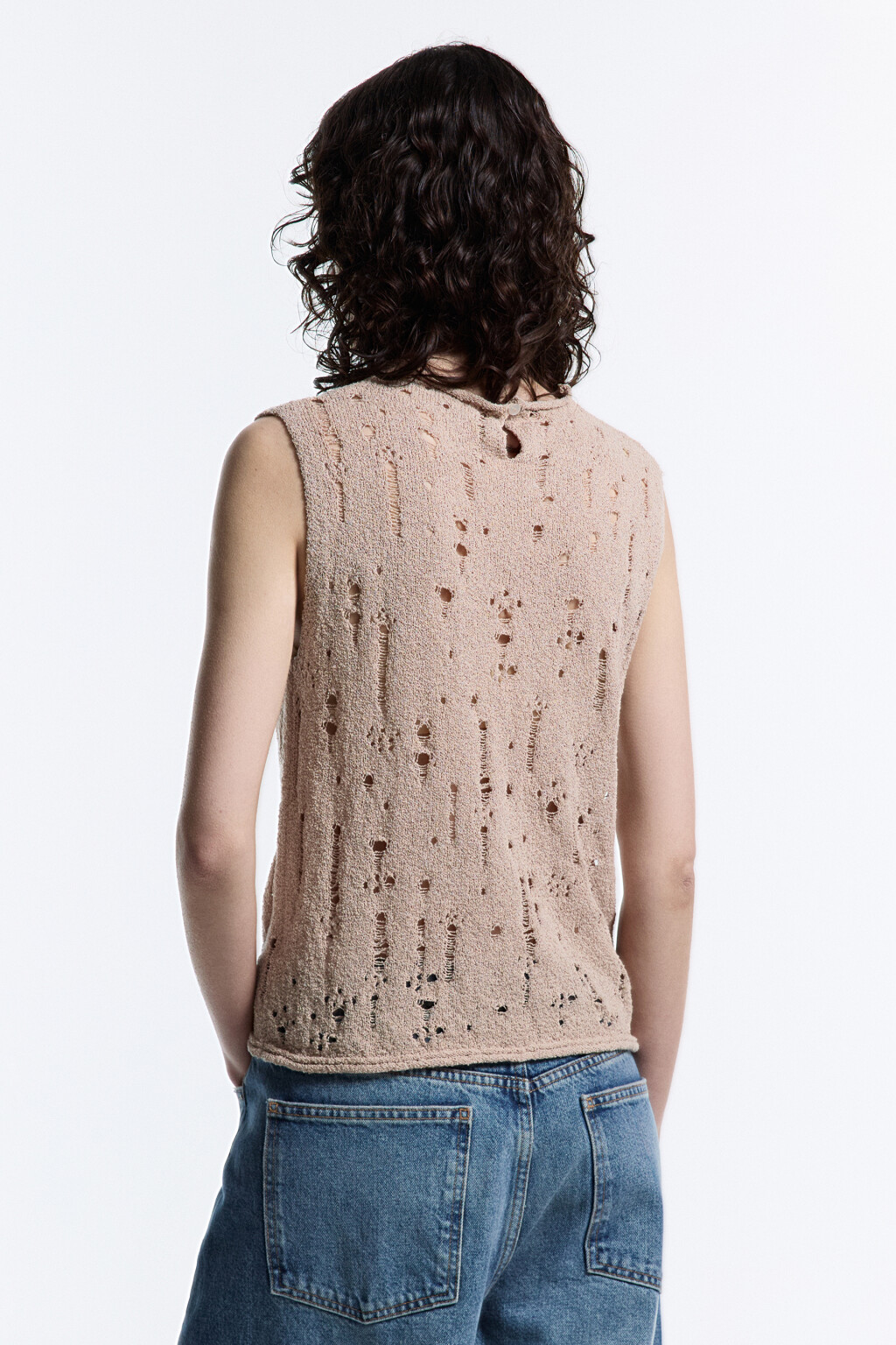 Майка тонкой вязки рваная с воротником-стойкой - цвет бежевый - 4