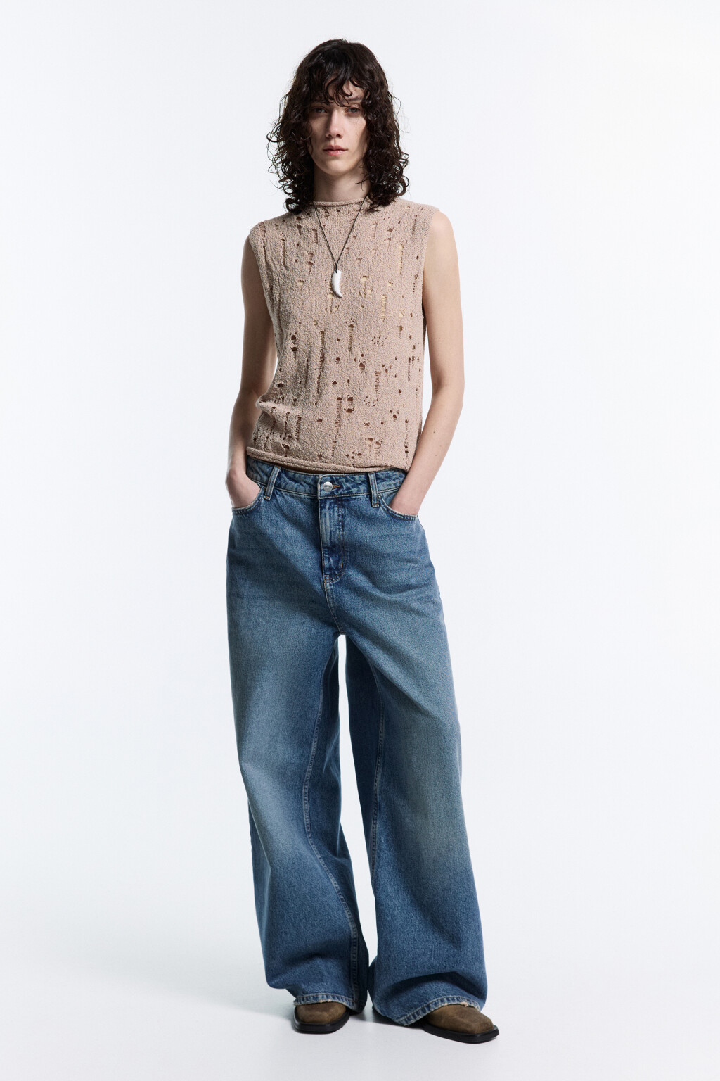 Майка тонкой вязки рваная с воротником-стойкой - цвет бежевый - 5