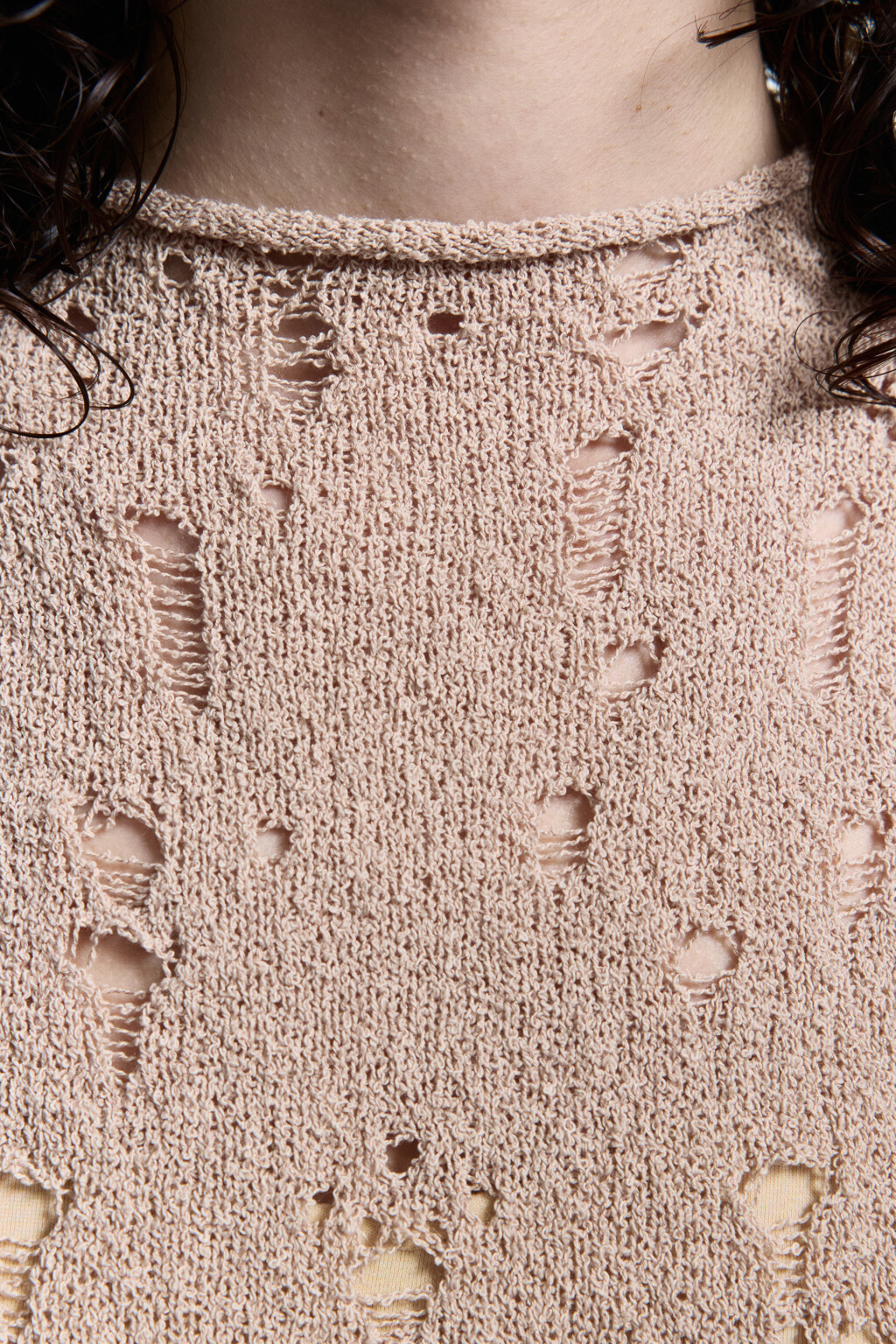 Майка тонкой вязки рваная с воротником-стойкой - цвет бежевый - 6