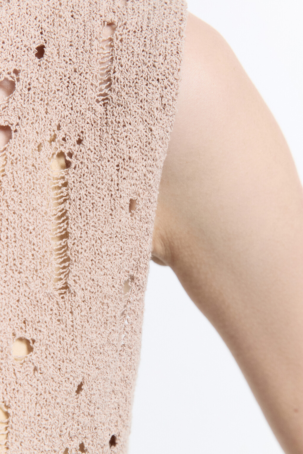 Майка тонкой вязки рваная с воротником-стойкой - цвет бежевый - 7