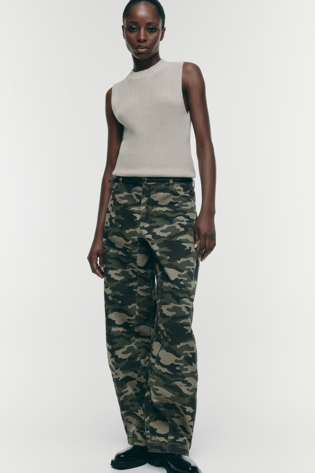 Жилет тонкой вязки в рубчик - цвет бежевый - 4