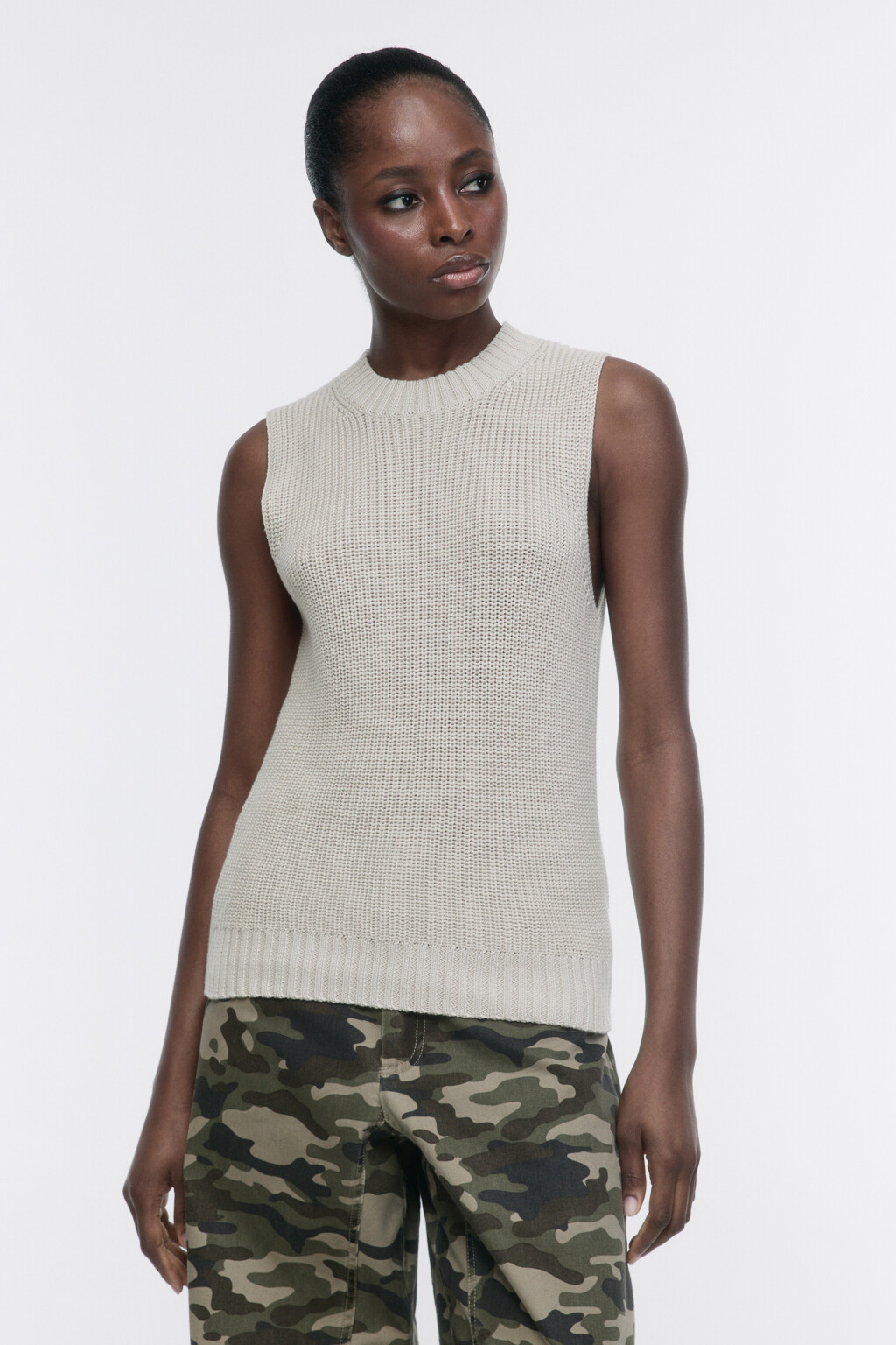 Жилет тонкой вязки в рубчик - цвет бежевый - 1