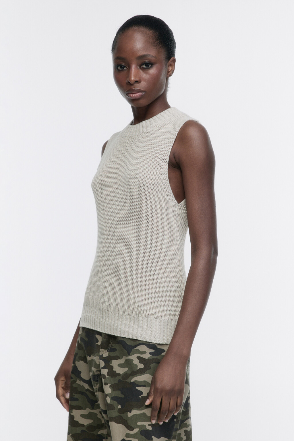 Жилет тонкой вязки в рубчик - цвет бежевый - 2