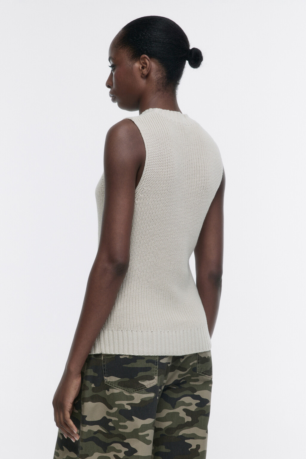 Жилет тонкой вязки в рубчик - цвет бежевый - 3