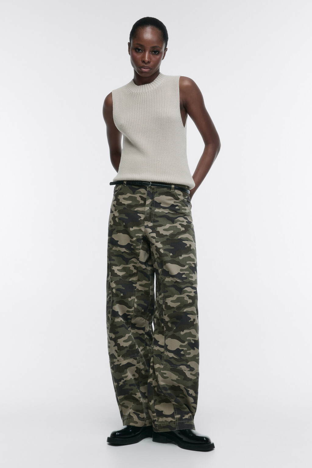 Жилет тонкой вязки в рубчик - цвет бежевый - 5