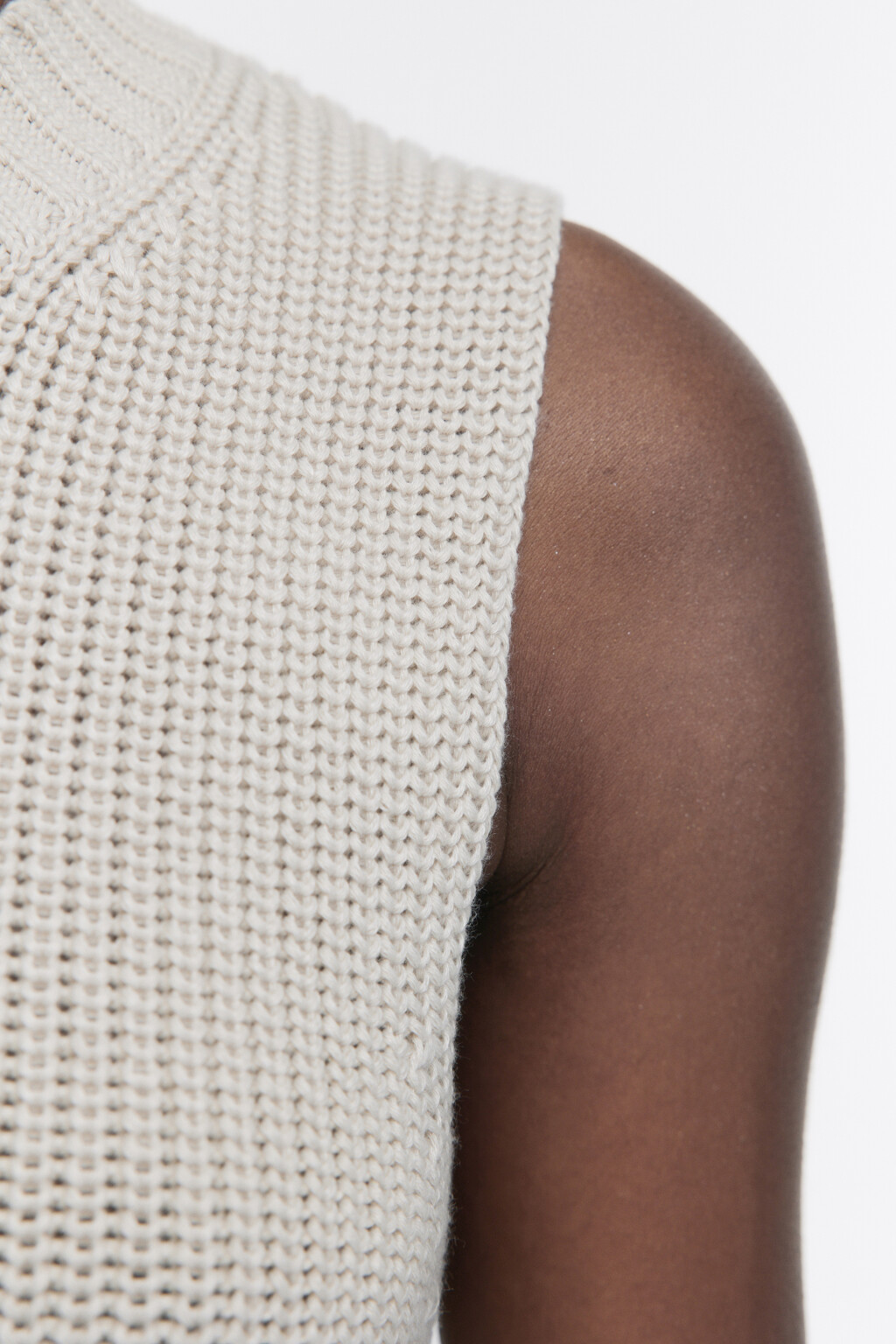 Жилет тонкой вязки в рубчик - цвет бежевый - 7