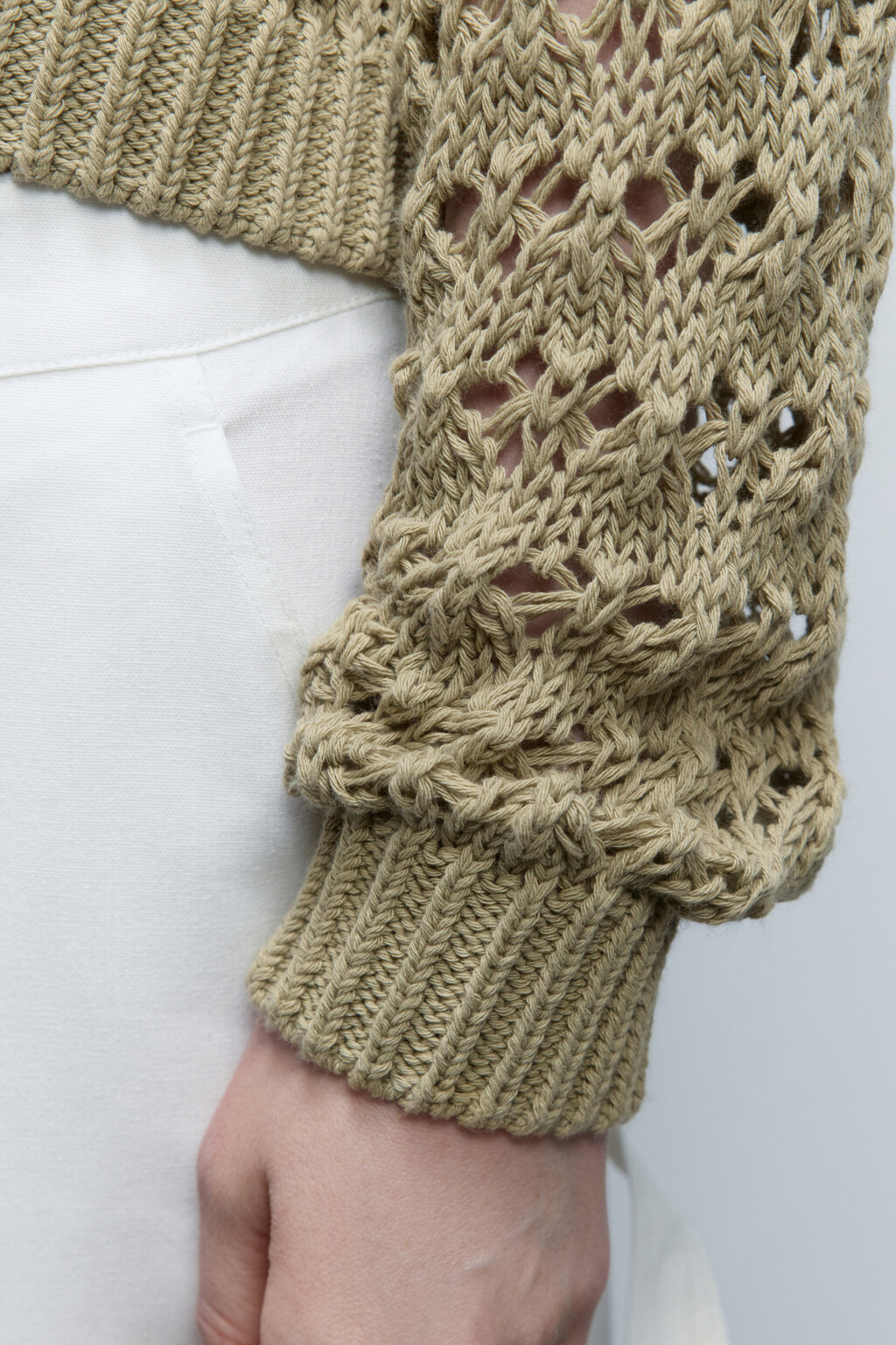 Джемпер укороченный ажурной вязки - цвет зеленый - 7