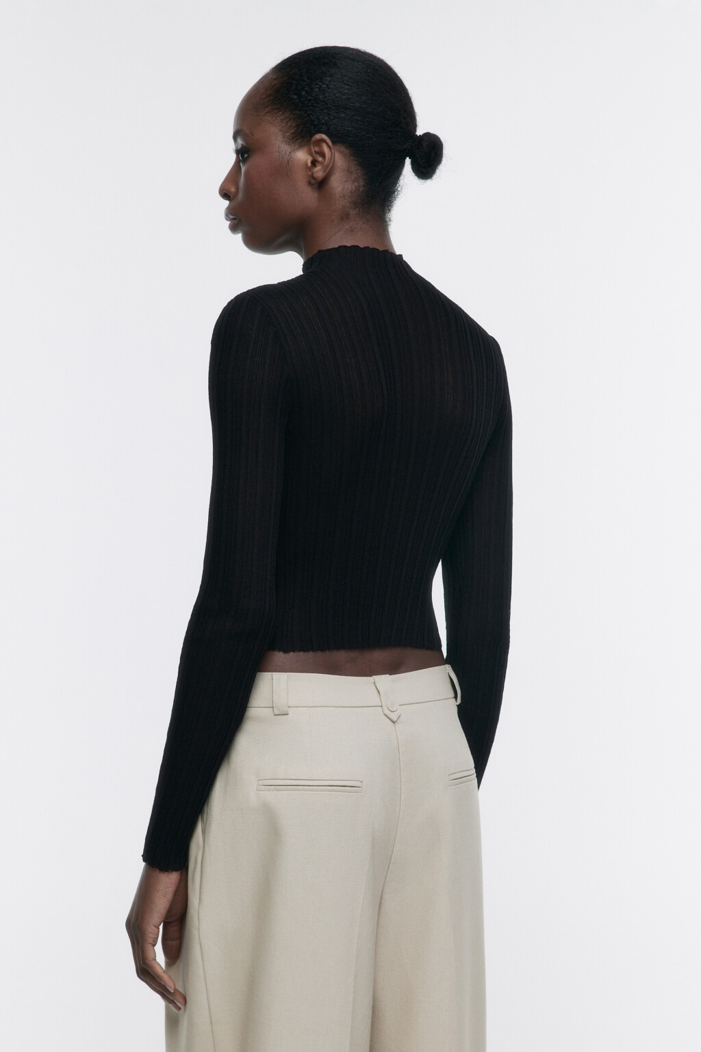 Водолазка укороченная тонкой вязки - цвет черный - 4