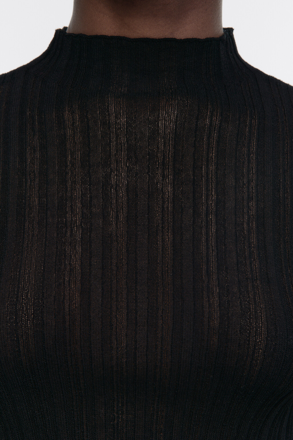 Водолазка укороченная тонкой вязки - цвет черный - 6