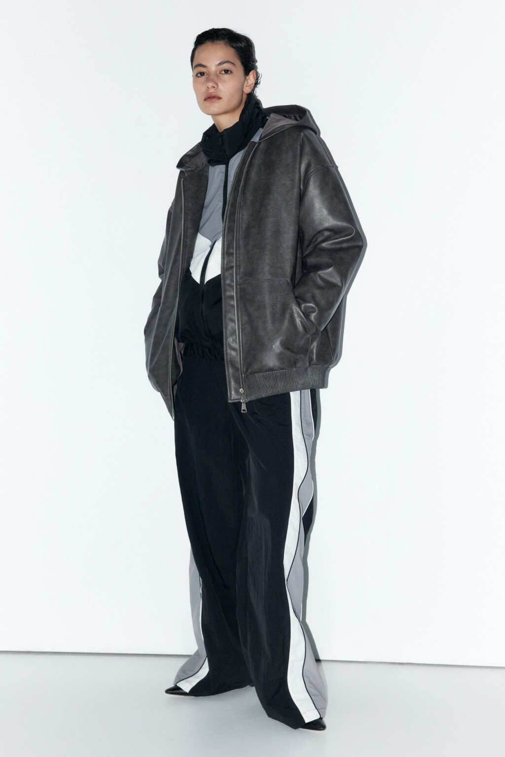 Куртка из искусственной кожи с капюшоном - цвет серый - 2