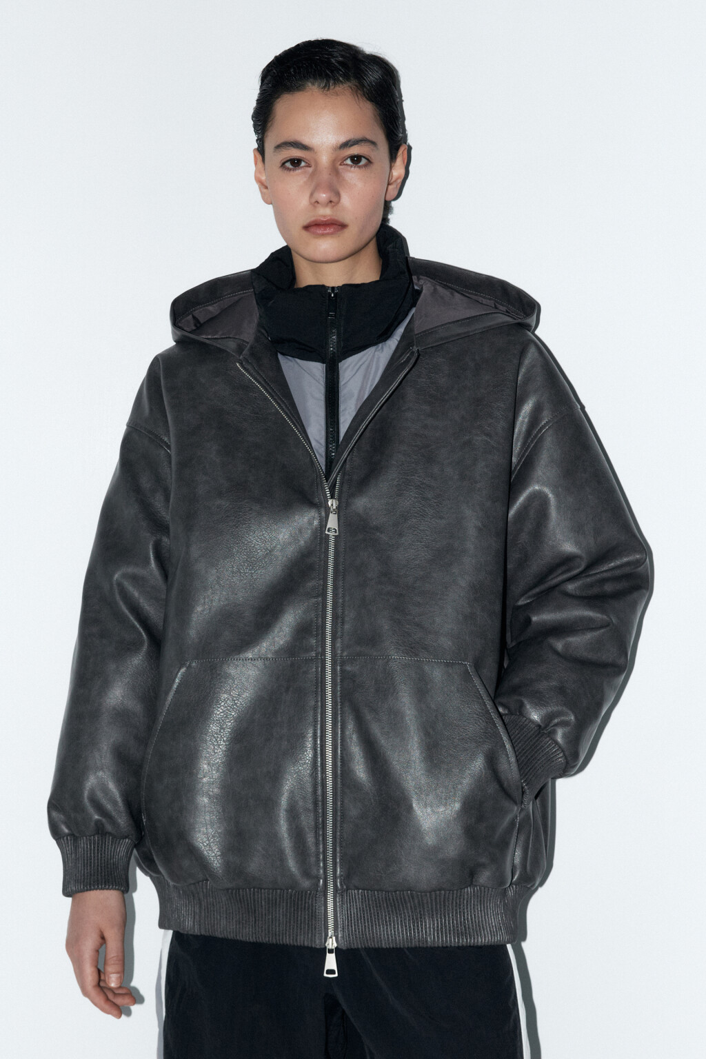 Куртка из искусственной кожи с капюшоном - цвет серый - 3