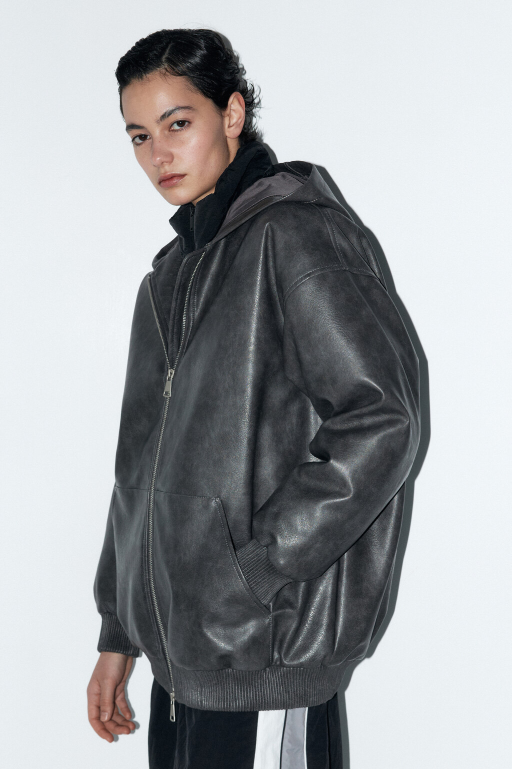 Куртка из искусственной кожи с капюшоном - цвет серый - 4