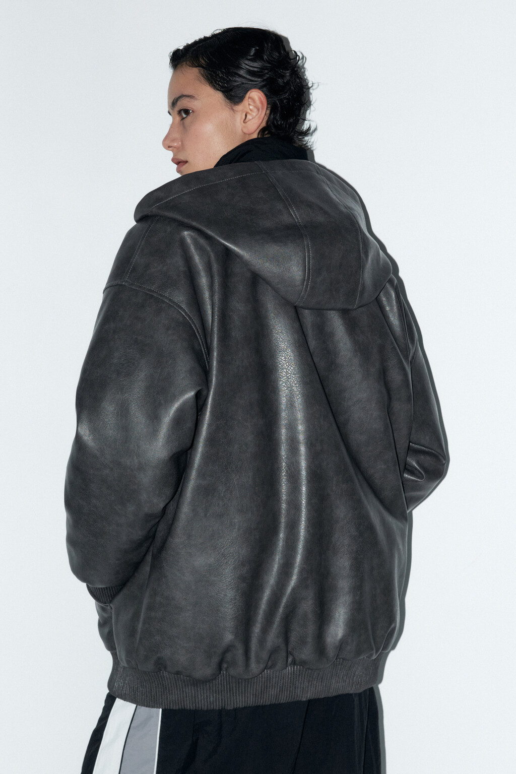 Куртка из искусственной кожи с капюшоном - цвет серый - 5