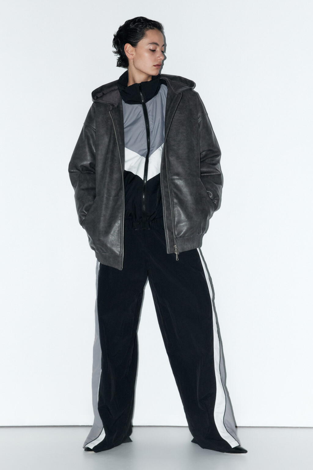 Куртка из искусственной кожи с капюшоном - цвет серый - 1