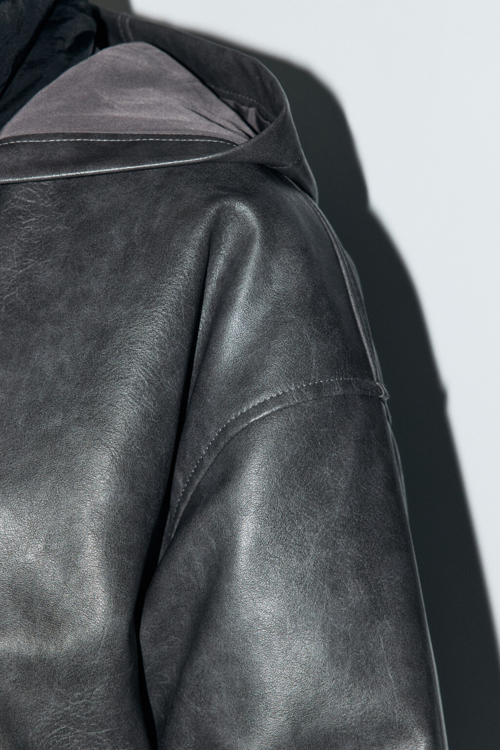 Куртка из искусственной кожи с капюшоном - цвет серый - 6