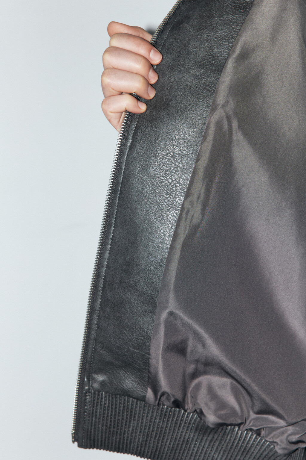 Куртка из искусственной кожи с капюшоном - цвет серый - 8