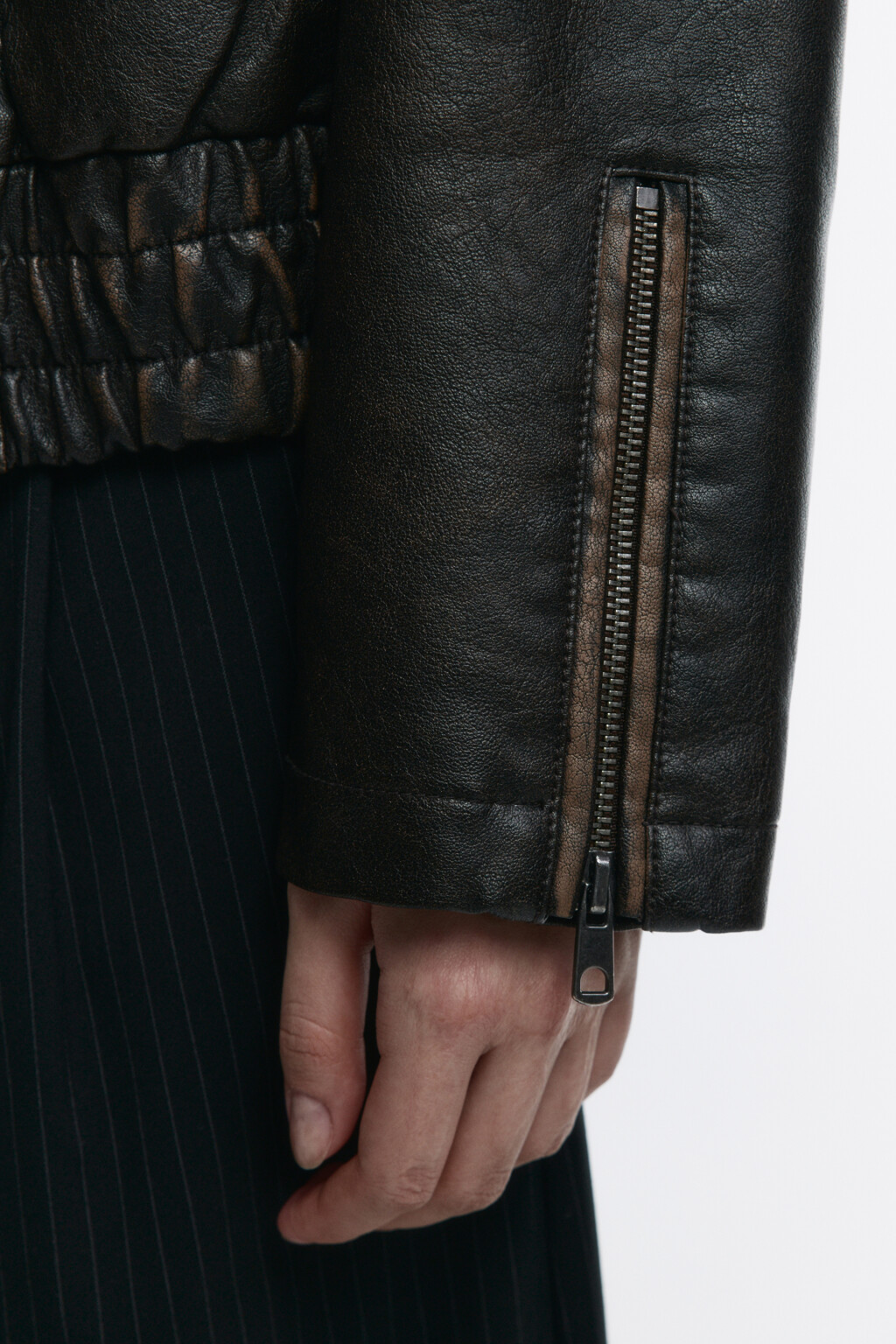 Куртка-бомбер укороченная с погонами - цвет коричневый - 8