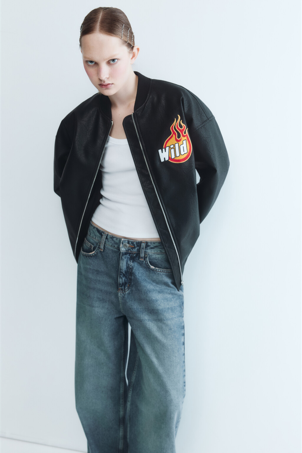 Куртка-бомбер из фактурной искусственной кожи - цвет черный - 1