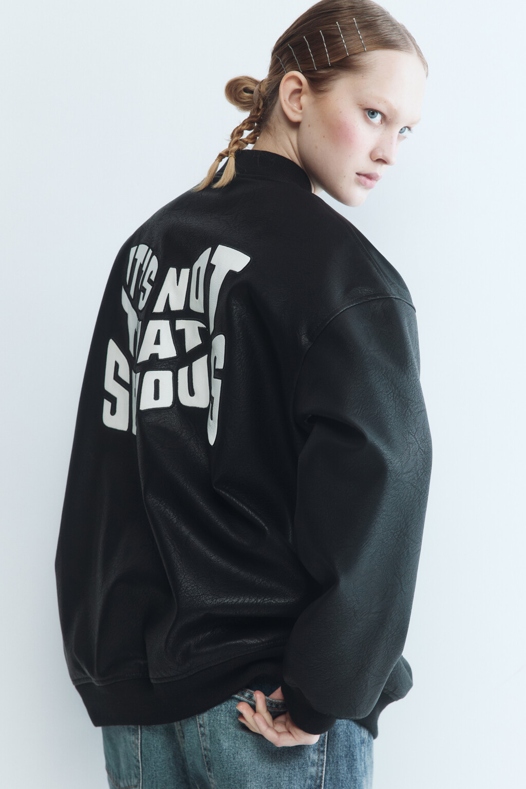 Куртка-бомбер из фактурной искусственной кожи - цвет черный - 2