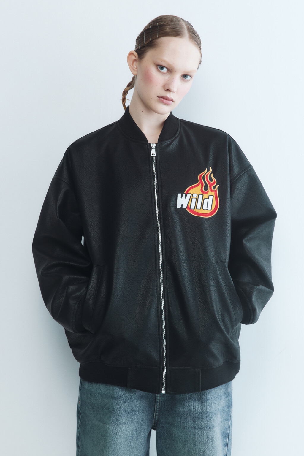 Куртка-бомбер из фактурной искусственной кожи - цвет черный - 3