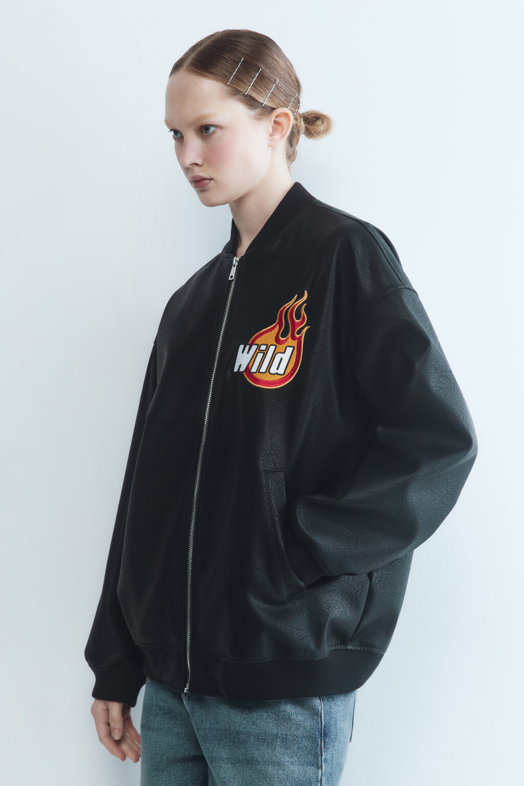 Куртка-бомбер из фактурной искусственной кожи - цвет черный - 4