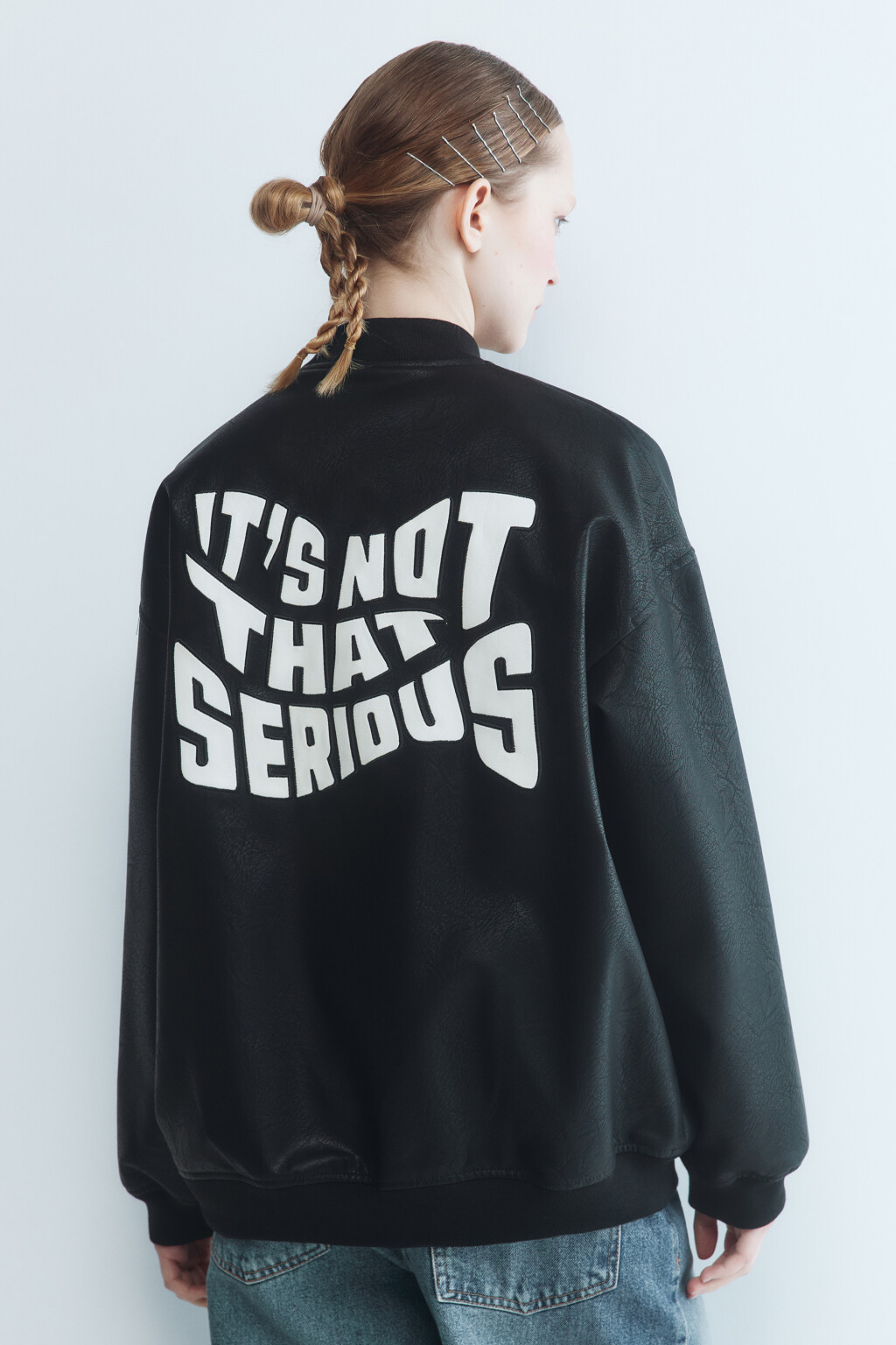 Куртка-бомбер из фактурной искусственной кожи - цвет черный - 5