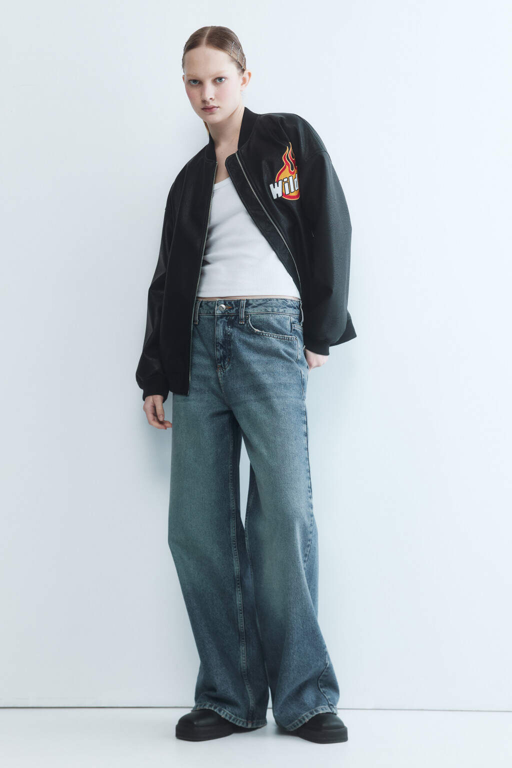 Куртка-бомбер из фактурной искусственной кожи - цвет черный - 6