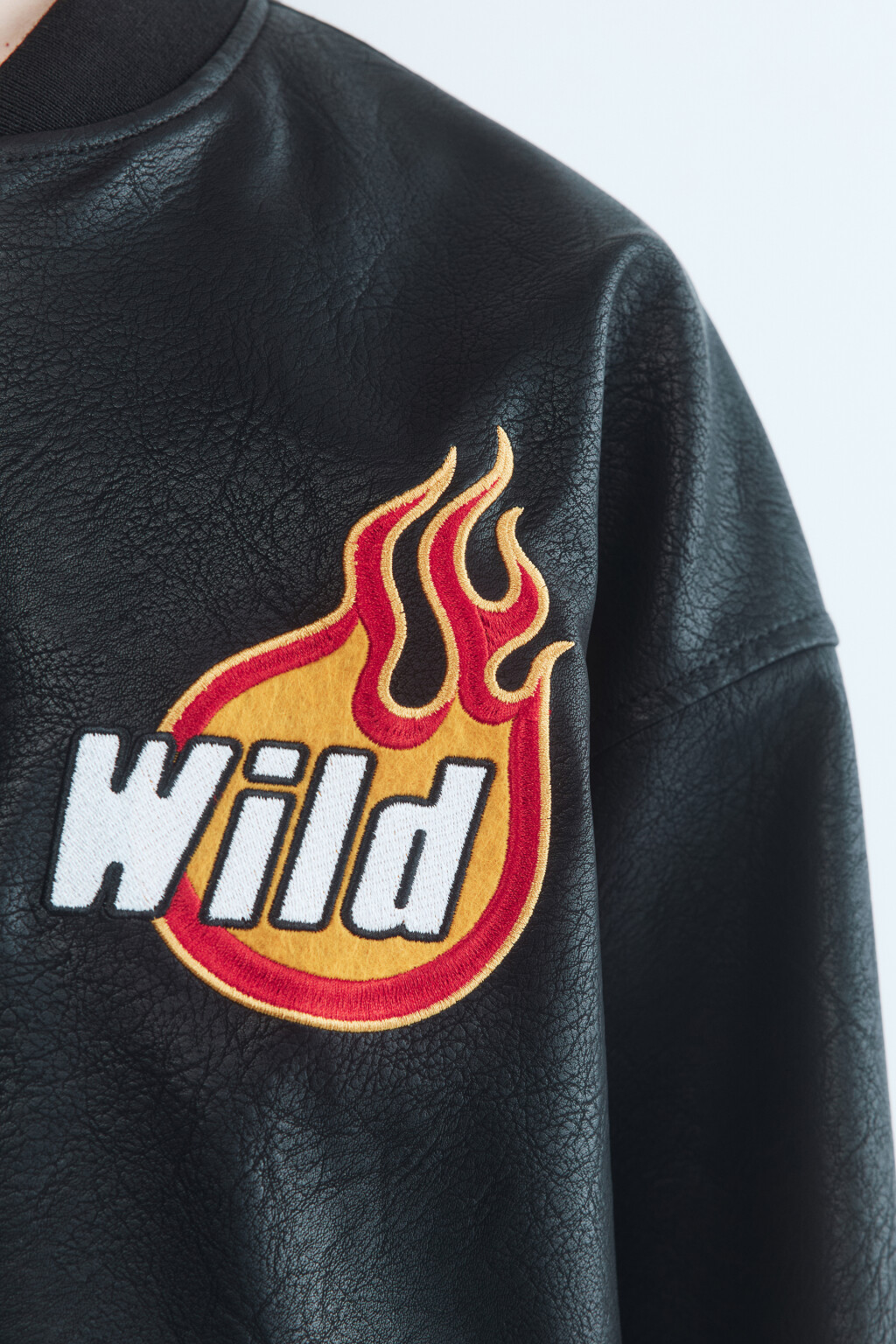 Куртка-бомбер из фактурной искусственной кожи - цвет черный - 7