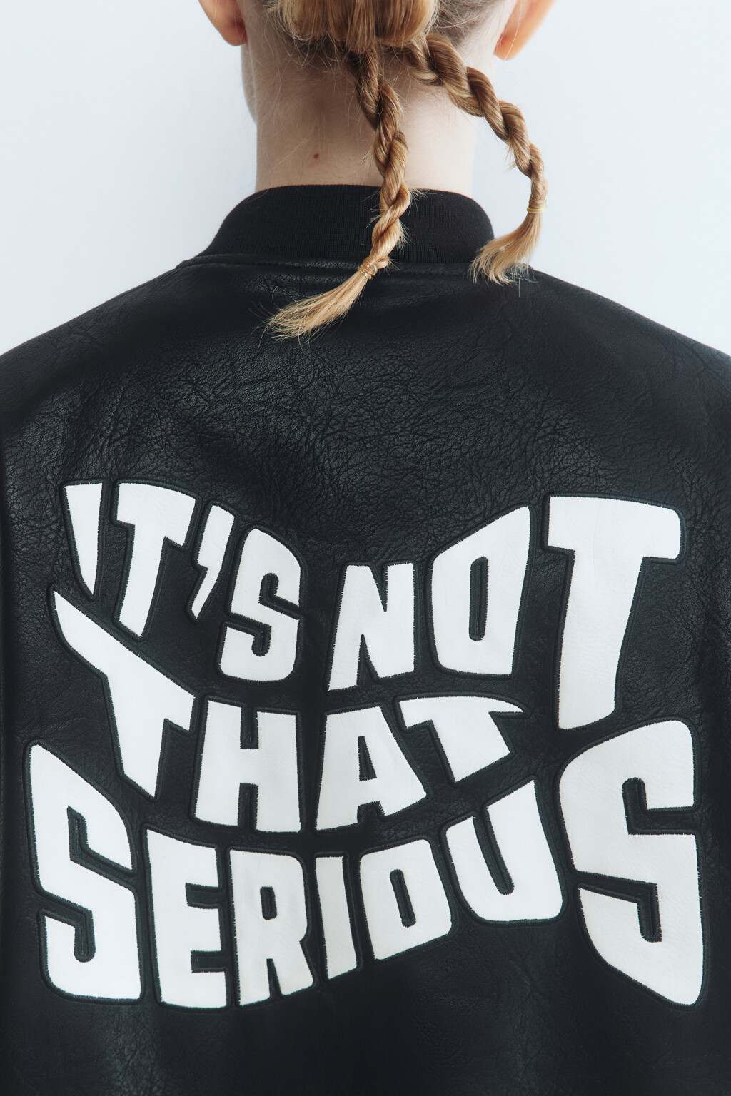 Куртка-бомбер из фактурной искусственной кожи - цвет черный - 8