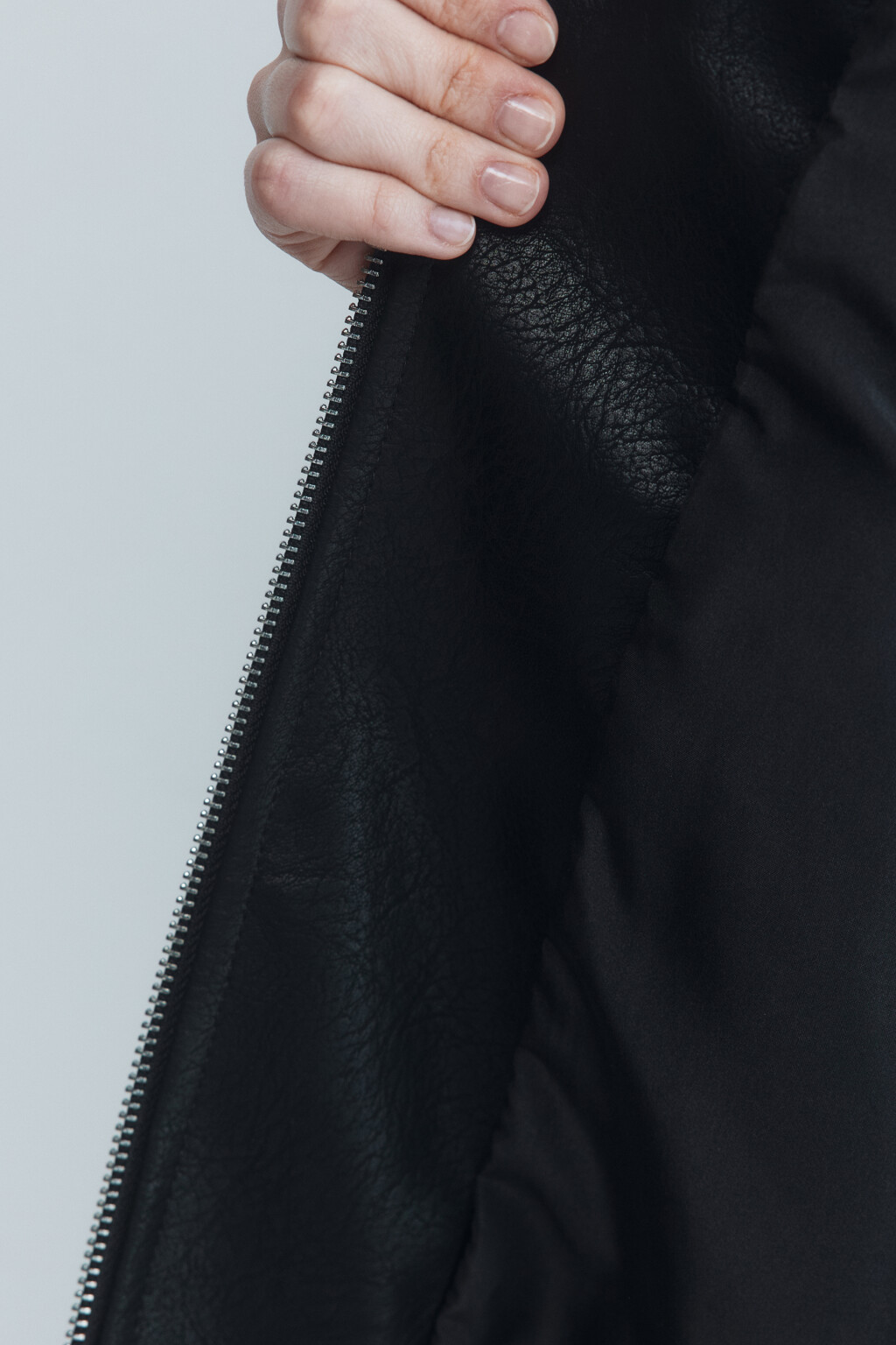 Куртка-бомбер из фактурной искусственной кожи - цвет черный - 9