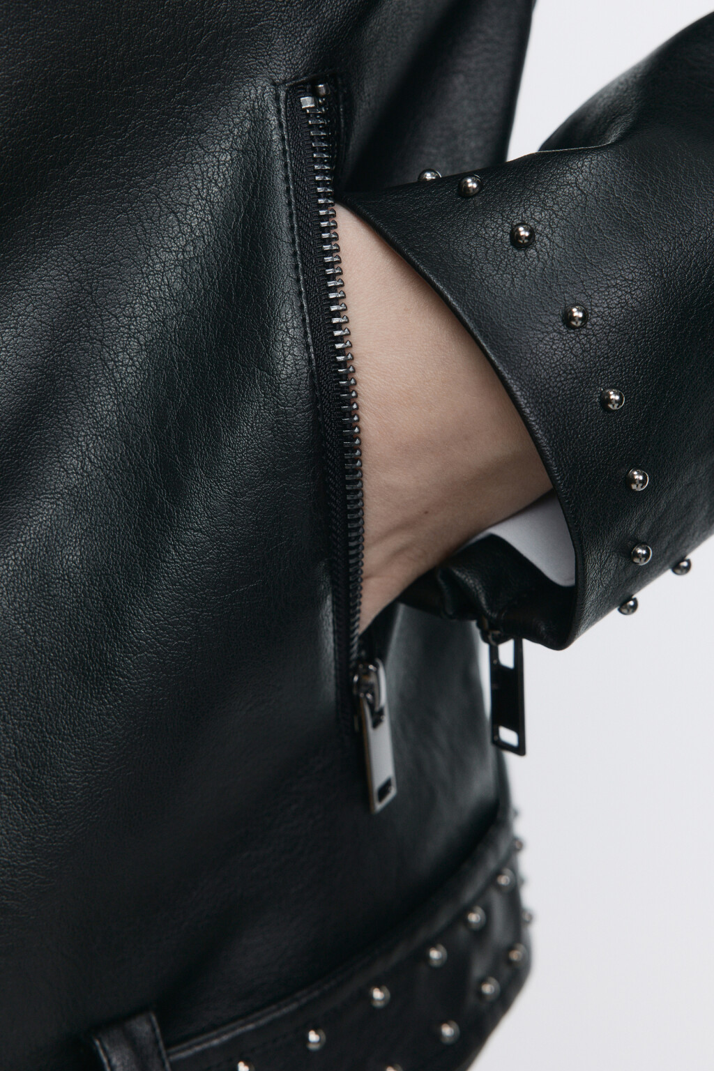 Куртка-косуха байкерская с заклепками - цвет черный - 8