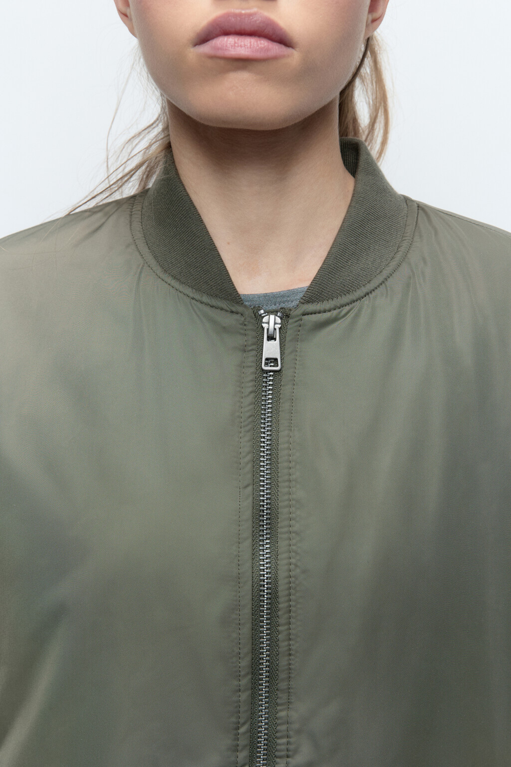 Куртка-бомбер утепленная с разрезами на молнии - цвет зеленый - 6