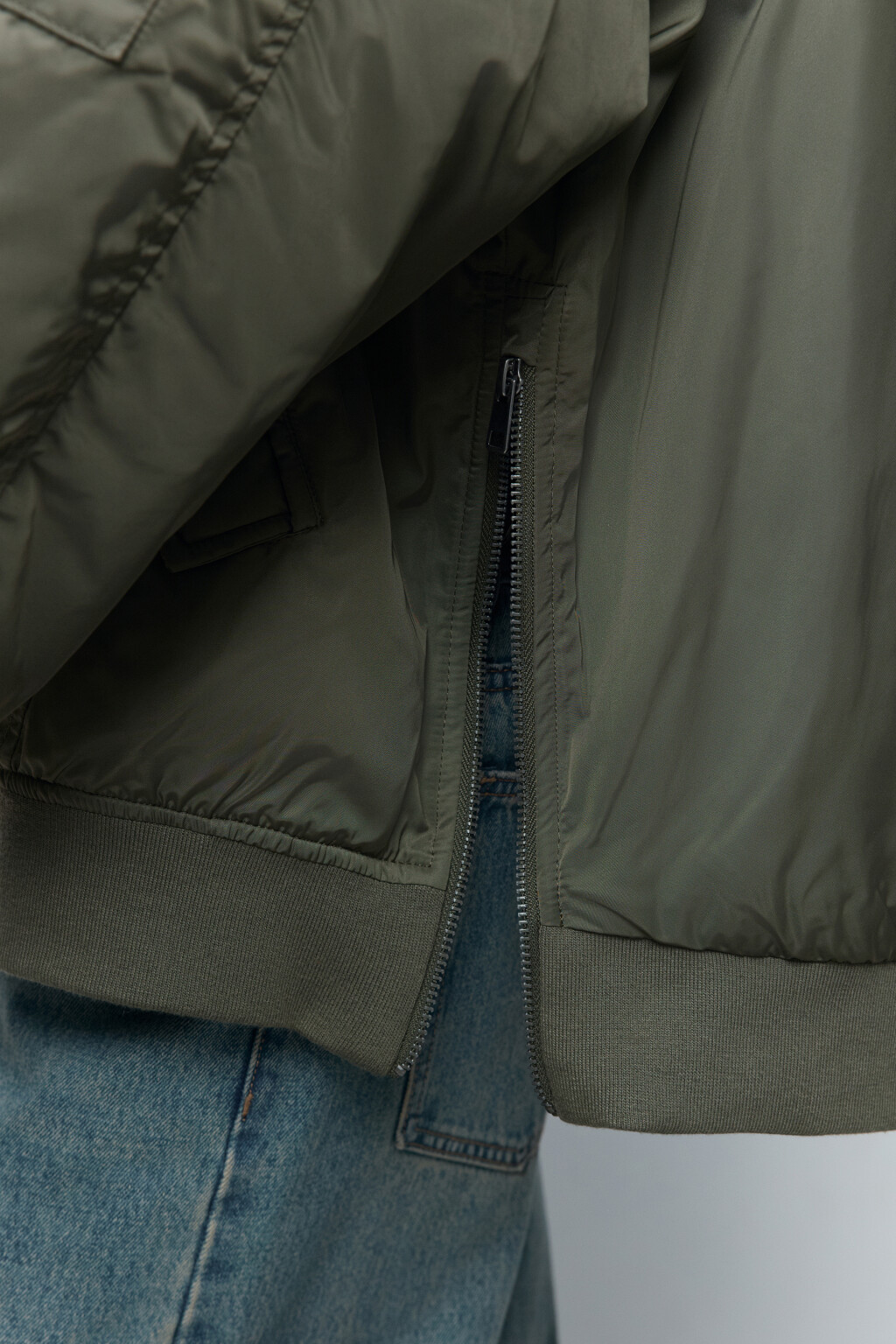 Куртка-бомбер утепленная с разрезами на молнии - цвет зеленый - 7