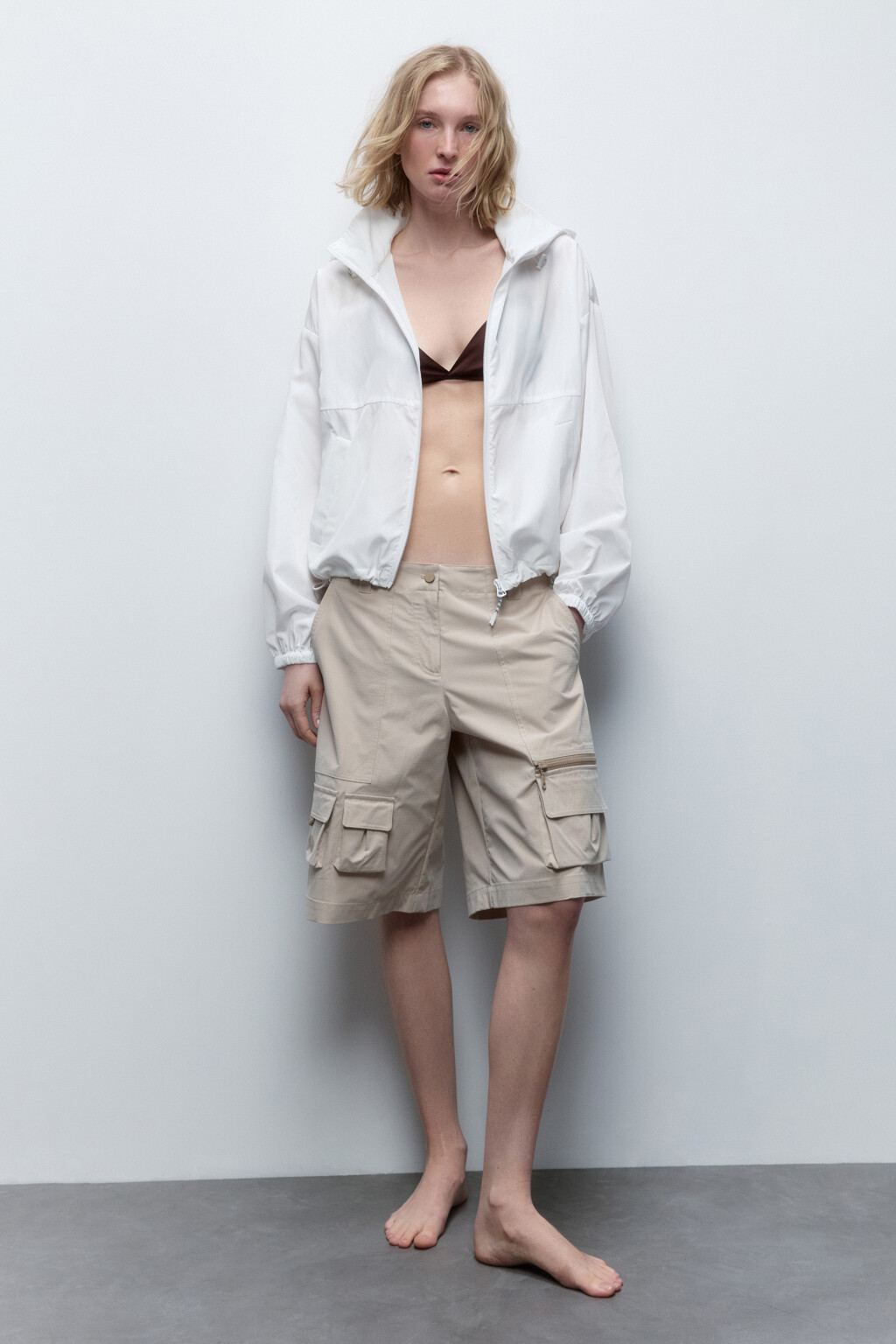 Куртка-ветровка укороченная с рюкзаком - цвет белый - 5