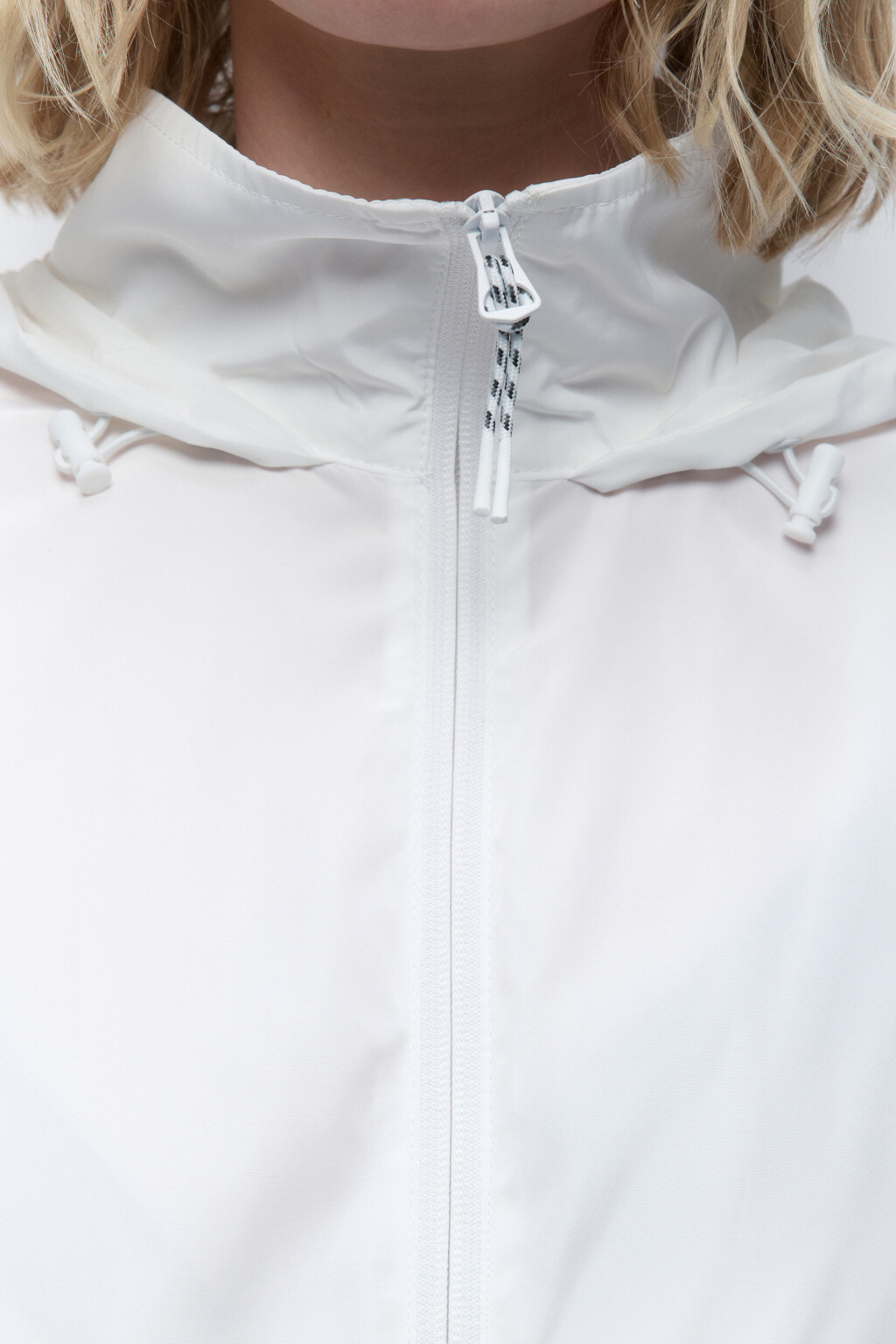 Куртка-ветровка укороченная с рюкзаком - цвет белый - 7