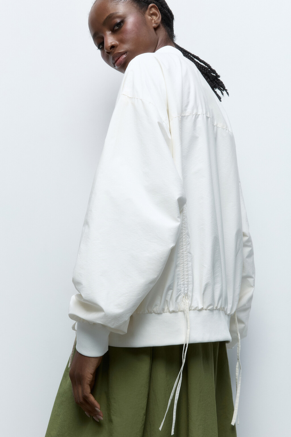Куртка-бомбер с драпировками на рукавах - цвет бежевый - 2