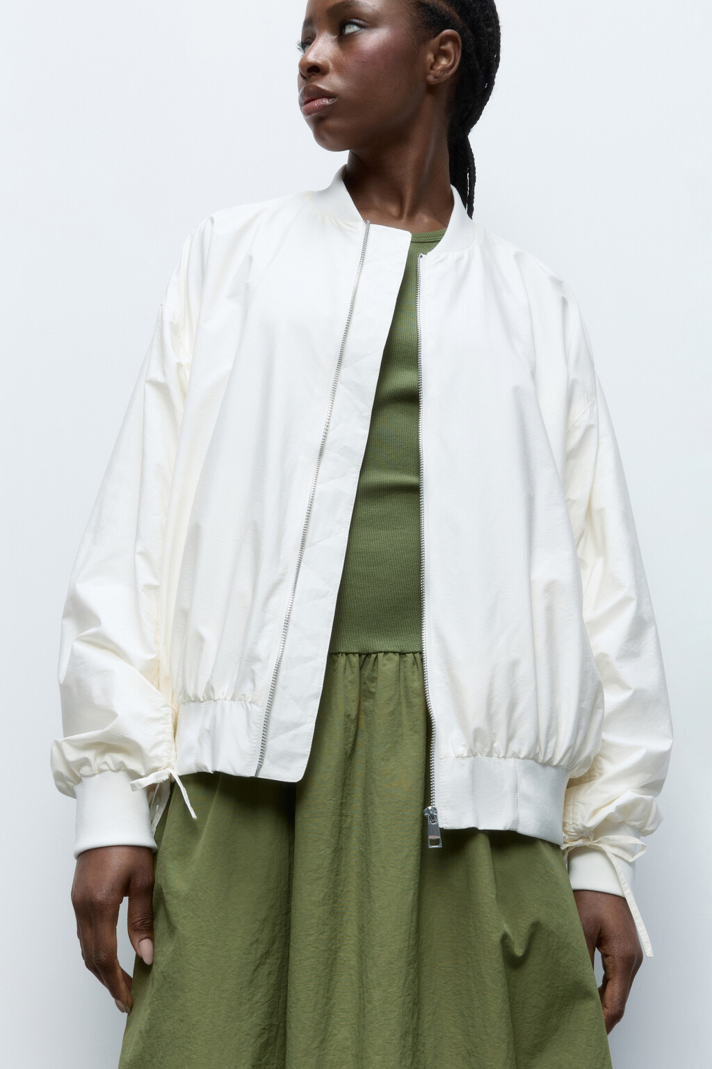 Куртка-бомбер с драпировками на рукавах - цвет бежевый - 1