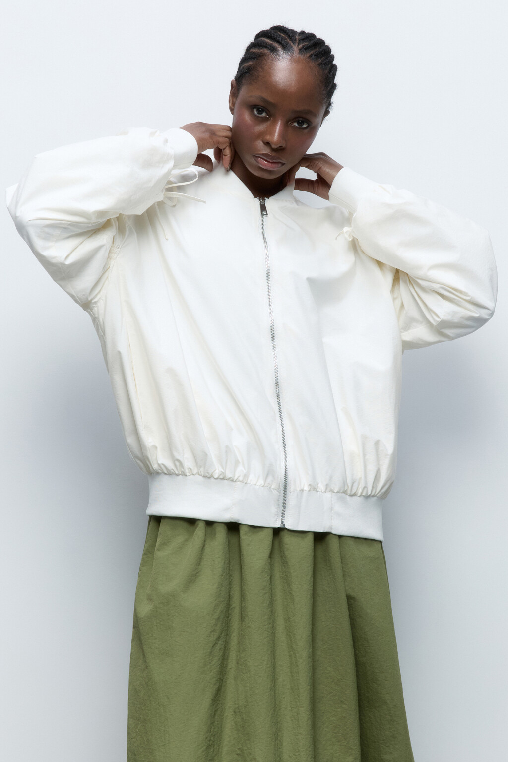 Куртка-бомбер с драпировками на рукавах - цвет бежевый - 3