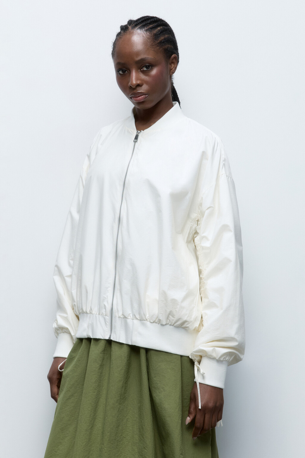 Куртка-бомбер с драпировками на рукавах - цвет бежевый - 4