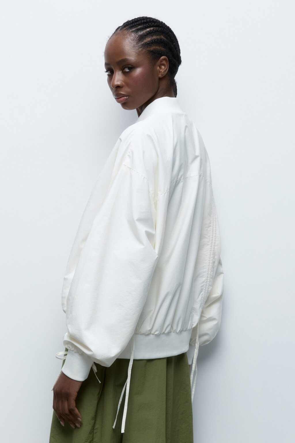 Куртка-бомбер с драпировками на рукавах - цвет бежевый - 5
