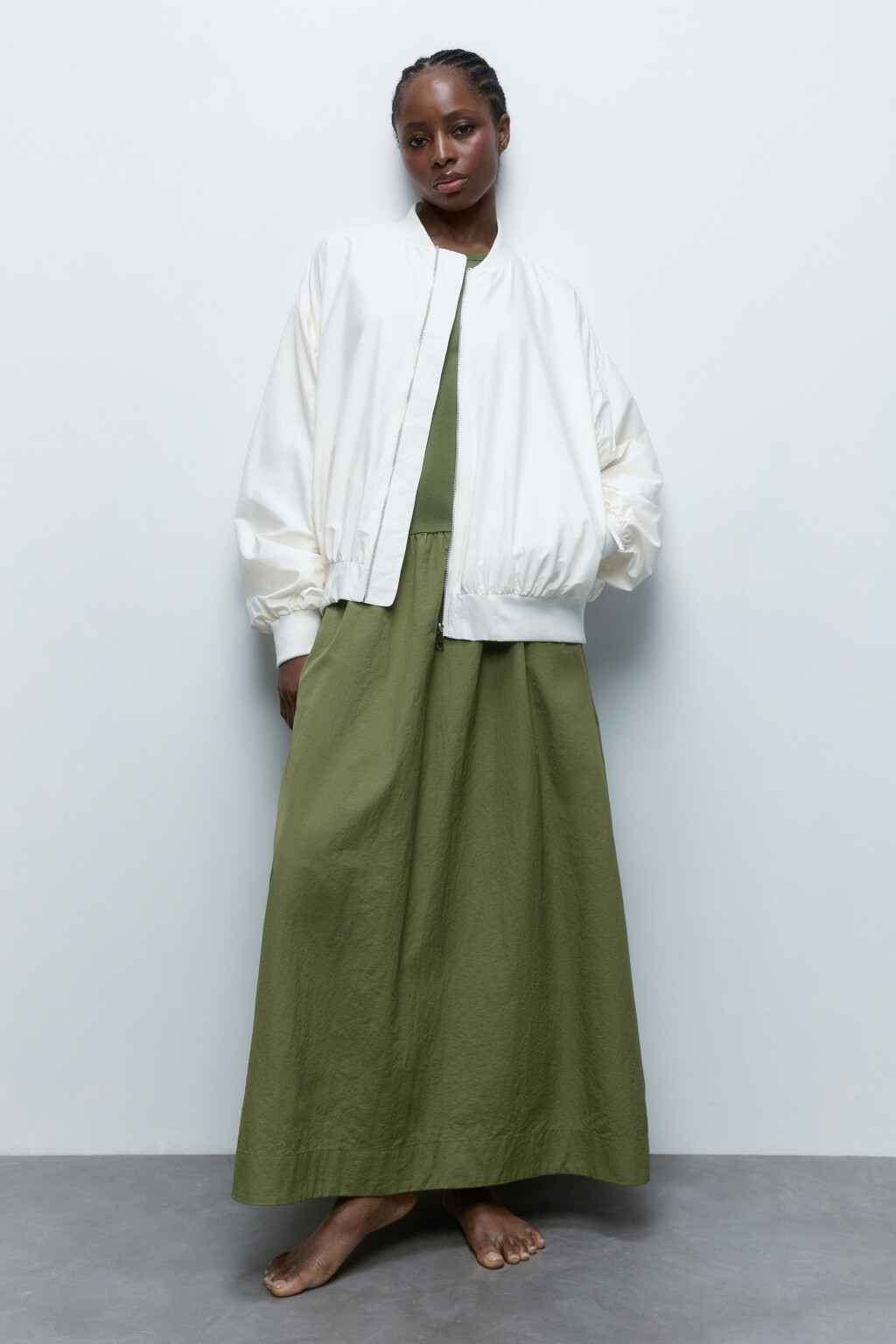 Куртка-бомбер с драпировками на рукавах - цвет бежевый - 6