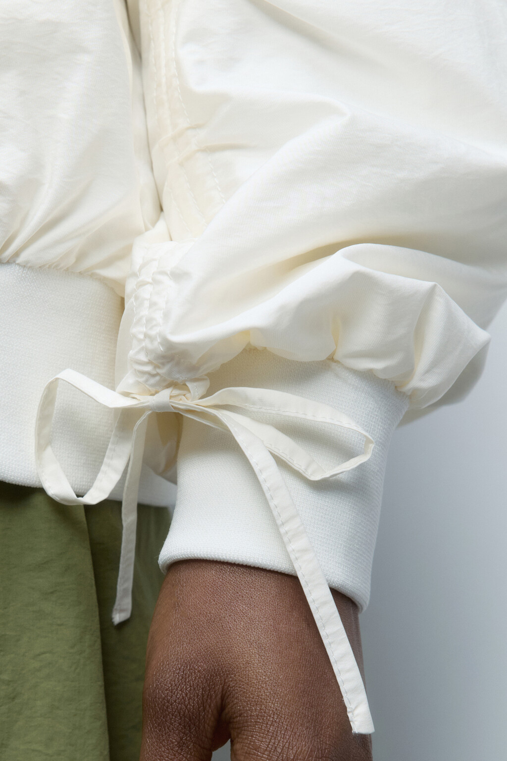 Куртка-бомбер с драпировками на рукавах - цвет бежевый - 8