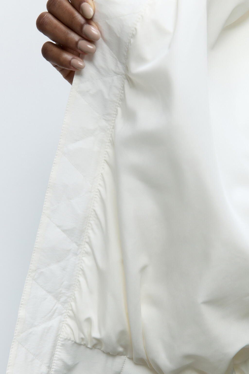 Куртка-бомбер с драпировками на рукавах - цвет бежевый - 9